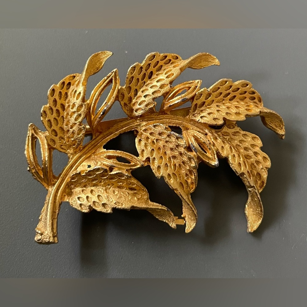 Vintage 1970s Gold Tone Textured Leaf Brooch Unmarked 2”